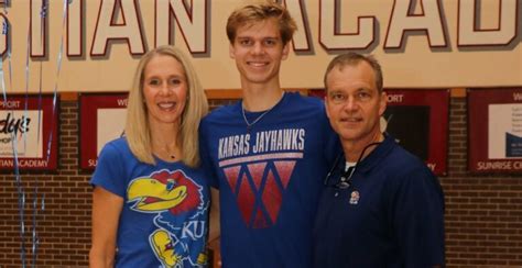 Jan 17, 2023 · WICHITA, Kan. (KSNW) — On the eve of the Sunflower Showdown in Manhattan, KSN’s Jason Lamb visited with Bart and Carmen Dick to find out how their son is adjusting to college life and playing... . 