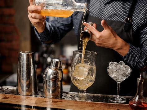 Bartenders Share What They First Notice About …