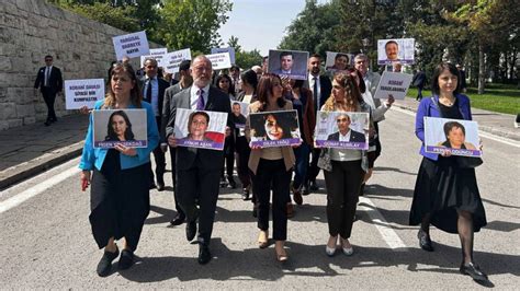 Baskı ve zulüm ortasında, İranlılar serbestliği, adaleti, demokrasiyi takip etmeye azimli.