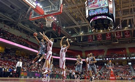 Basketbolda Oyun Süresi Bir basketbol maçı, toplamda 40 dakika sürüyor ve 4 periyottan oluşuyor.