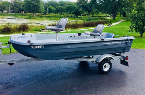 With all of that in mind, let’s take a closer look at the main features offered by the Pelican Bass Raider 10e: Measures 122” x 50” x75” and weighs in at 145 pounds. Has a carrying capacity of 600 pounds, ideally for five people at maximum. Includes an onboard battery compartment with a 12-volt electrical outlet. Is sonar-compatible..