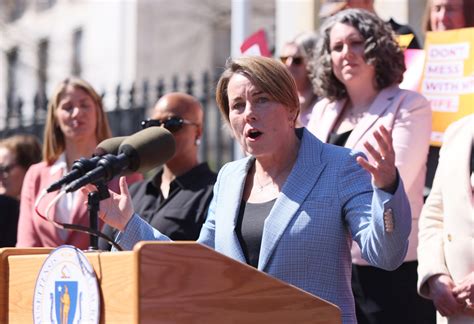 Battenfeld: Maura Healey joins lame Biden campaign in New Hampshire even though he’s skipping primary