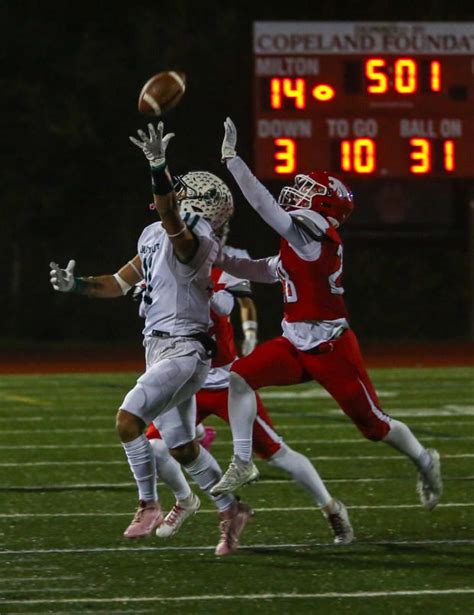 Battle-tested Milton knocks off undefeated Dartmouth, 28-7