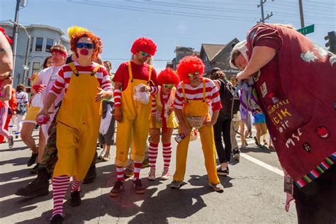 Bay to breakers sf. May 14, 2022 · San Francisco. KTVU FOX 2. article. SAN FRANCISCO - One of San Francisco 's most eccentric events returned to the city on Sunday. More than 10,000 runners, some wearing wacky costumes and others ... 