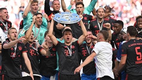 Bayern Munich wins record-extending 11th consecutive Bundesliga title