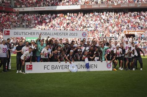 Bayern wins 11th consecutive Bundesliga title, fires Kahn and Salihamidžić