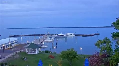 Bayfield wisconsin webcam. General. This is the wind, wave and weather forecast for Bayfield in Wisconsin, United States of America. Windfinder specializes in wind, waves, tides and weather reports & forecasts for wind related sports like kitesurfing, windsurfing, surfing, sailing, fishing or paragliding. 