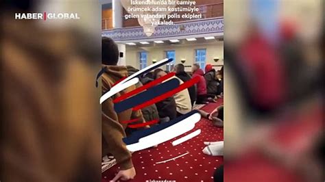 Bayram namazında maskesiyle saf tutan 'örümcek adam'a güvenlik güçleri . 
