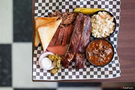 Bbq tulsa. There are 16 ounces in a pound, so about 10 pounds of meat would be necessary to feed 20 people. According to the Food Network, when planning a barbecue or dinner party, there shou... 