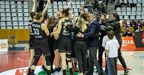 Beşiktaş Kadın Voleybol Takımı'nda 15 oyuncuyla yollar ayrıldı.