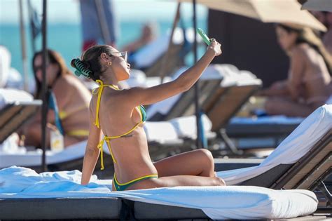 Beach deepthroat.  Sex On The Beach With A Beauty Purchase.  Profite de sc...