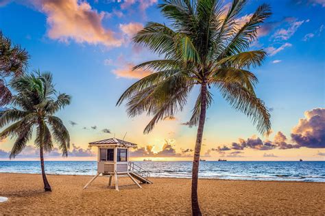 FLORIDA'S WEST COAST BEACHES. When it comes to Tampa Bay, picturesque scenery and an average of 361 days of sunshine each year create an ideal setting for those ready to explore and discover new treasures. Here you'll find some of the world's top-rated beaches, creating a year-round haven for outdoor enthusiasts.. 
