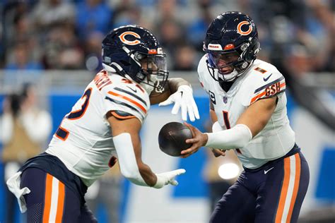 Bears 14, Broncos 7: Justin Fields connects with Cole Kmet to give Chicago lead