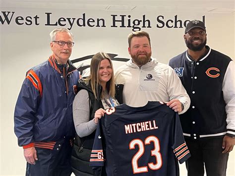 Bears honor Leyden District 212 teacher as a ‘Classroom Legend’ for his academic wins: ‘At the end of the day, he gives his best effort’