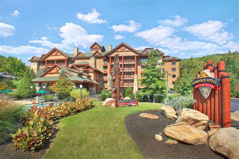 Bearskin lodge on the river gatlinburg tn. The 140-room hotel takes its name from an old Gatlinburg hotel from the early 1900s that stood on the same plot as the current Bearskin Lodge. The mountain craft-style decor is typical of the area, with rough-hewn stone work, exposed wooden beams, and … 