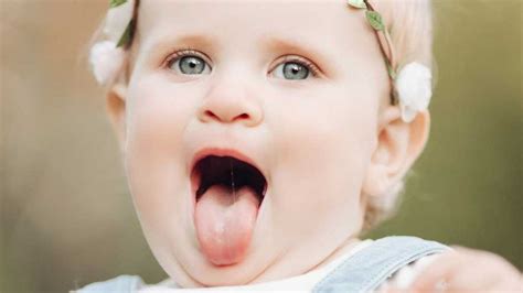 Bebeklerin dili nasıl temizlenir
