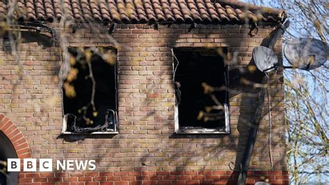 Beckton blaze: Boy, 16, bailed after girl dies in flat fire - BBC News