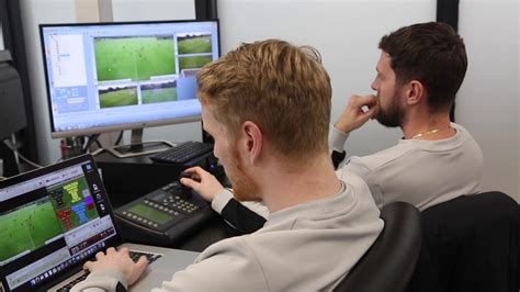 Becoming a sports analyst. Salary. Starting salaries for nutritionists are in the region of £22,000 to £28,000 for public sector and £23,000 to £30,000 for private sector roles. With experience, you can earn between £30,000 and £55,000. Senior roles, such as principal lecturer or chair of public health, can be in the region of £45,000 to £80,000. 