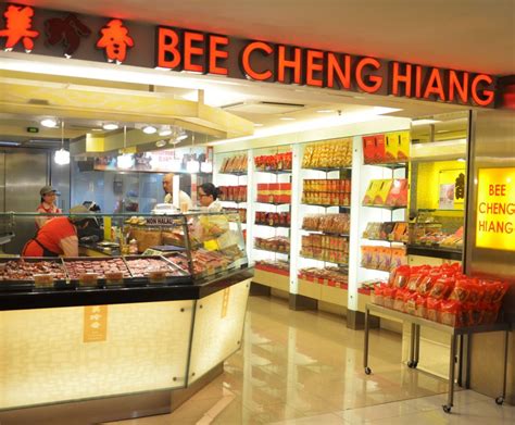 Bee cheng hiang. Bee Cheng Hiang tự hào về việc luôn sử dụng thịt có chất lượng tốt nhất. Thịt được tẩm ướp bởi công thức bí truyền của chúng tôi và trải đều bằng thủ công trên mẹt tre, sau đó được xông khói nhiều giờ bằng than. Với công đoạn xông khói này, vị ngọt và mặn ... 
