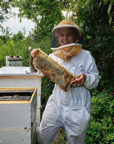 Voted "Beekeeper Of The Year" by the Georgia Beekeepers Association in 2003 Bob has been involved in commercial beekeeping for nearly four decades. Contact our store at 706 782 6722 or Bob at .... 