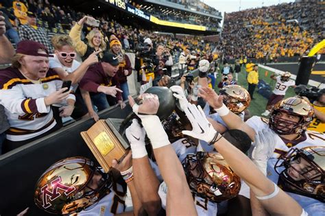 Behind-the-scenes moments in Gophers’ emotional win over Hawkeyes