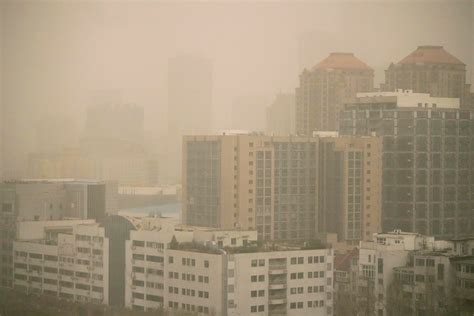 Beijing air quality plummets amid dust storm, pollution
