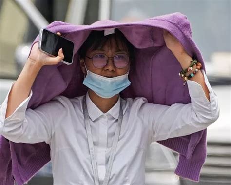 Beijing orders outdoor work to be halted as scorching summer heat soars
