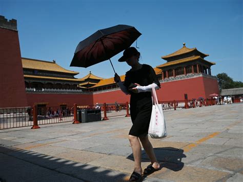 Beijing sizzles under nearly all-time-high temperatures as authorities ask people to stay indoors