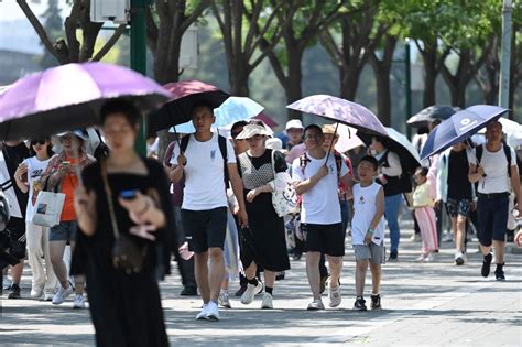 Beijing sizzles under worst heat wave and authorities ask people to stay indoors