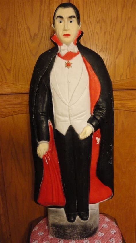 Just in time for Halloween, this is a collectible vintage 1998 Don Featherstone Union Products, made in the USA, Bela Lugosi as Dracula Halloween blow mold. He measures approx. 42 tall; has no cracks.