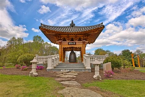 Bell garden. The bell was forged in South Korea and features many traditional Korean images such as cranes, various plants, deer and turtles, as well as images symbolic of Virginia, including dogwood flowers and cardinals. The Korean Bell Garden also includes replicas of ancient Korean monuments, statuary and decorative clay murals. 
