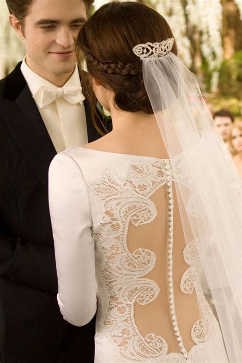 Bella swan bridal dress. Nov 21, 2023 · 'Twilight' author Stephenie Meyer personally selected Carolina Herrera to design Bella Swan's highly anticipated wedding dress 