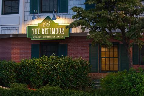 Bellmoor inn. The Bellmoor Inn seems cozy and intimate, but with 78 rooms in total, you can choose between several room configurations. Each guestroom is beautifully layered in a blend of English countryside, ocean blues and golden sand hues, and all come with an empty refrigerator and free Wi-Fi. Deluxe Room. 