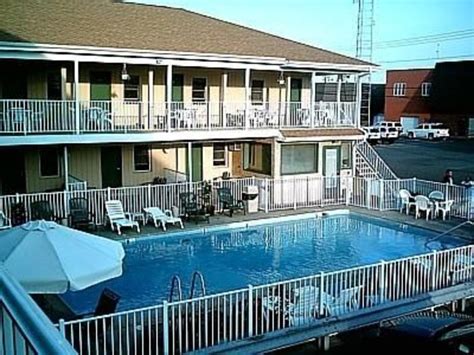 The Belmont Shore Inn is located near Long Beach Municipal Airport and John Wayne Airport in Long Beach, CA. The Hotel is just steps away from all that the area has to offer including its famous attractions, amazing shops, trendy restaurants, and exciting nightlife.. 