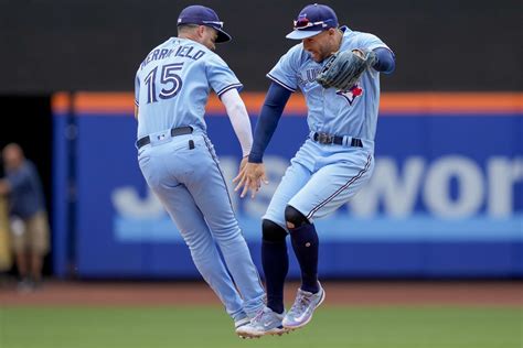 Belt hits tiebreaking homer in 7th, Blue Jays sweep Mets 6-4