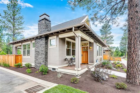 Bend or real estate. Real estate highlights in Bend, OR Bend, OR housing market In August 2023, the median listing home price in Bend, OR was $895K, trending up 12.2% year-over-year. 