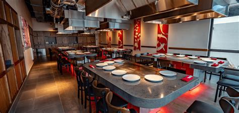 The dining room has 20 teppanyaki tables featuring showman chefs, wher