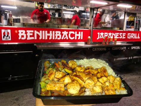 Benihibachi. Add the red peppers and sauté. Toss with soy sauce and cook for about 2-3 minutes before removing from heat. Sprinkle with some sesame seeds, bean sprouts or sliced green onions if desired. Taste for seasoning - add … 