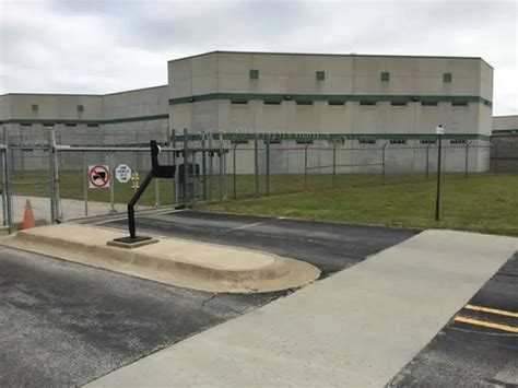  Located in Bentonville, Arkansas, Benton County Jail is a medium-security detention center that serves the cities and towns of Benton County. It houses adult offenders awaiting trial, sentencing, or transfer to state or federal prisons. The jail also holds individuals arrested for misdemeanor or felony offenses within Benton County. . 