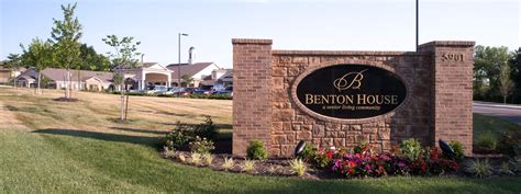 Benton house. Benton House is located in Newnan, Georgia, situated between the downtown area and White Oak Golf Club. Loved ones praise the beautiful grounds and clean facility. The apartments include a large walk-in closet, a small kitchenette and a living room. Residents appreciate the home-cooked food and easily-accessible amenities, including … 