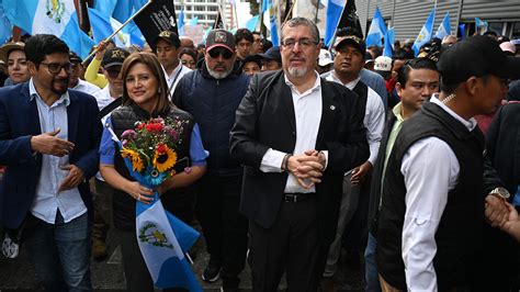 Bernardo Arévalo encabeza marcha por la situación en Guatemala