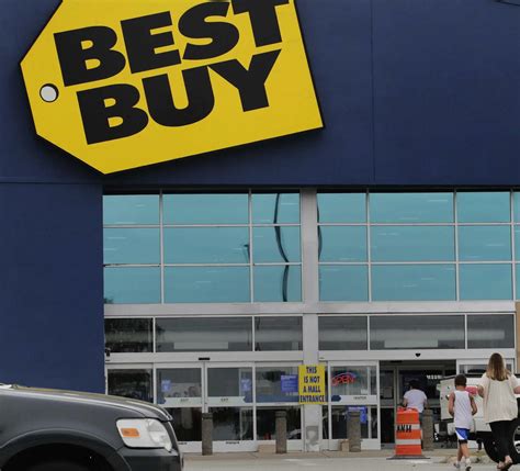 Best Buy posts mixed 1Q results but gadget slump will bottom out as shoppers replace their devices.