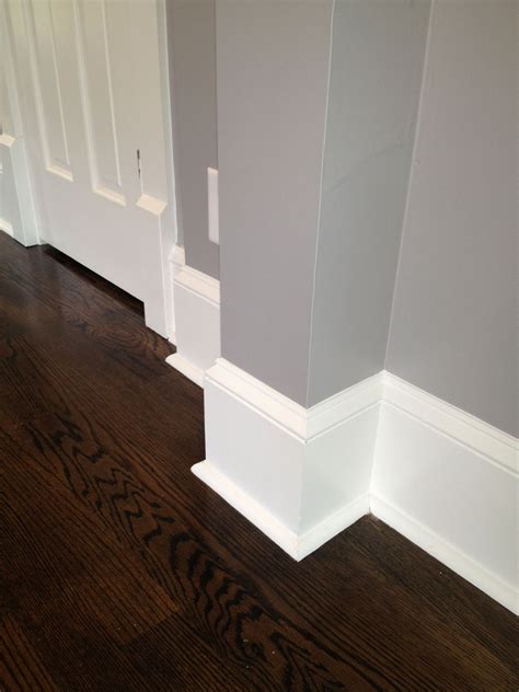 There are specific guidelines that contractors and designers tend to follow when it comes to choosing the best baseboards for a given space, based on the height of the ceiling: 8-foot ceiling 3-5 inches in height. 9-foot ceiling 4-6 inches in height. 10-foot ceiling 5-7 inches in height. 12-foot ceiling 6-8 inches in height.. 