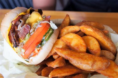 Best burger in san diego. Find the best burger in San Diego, CA with this list of 10 favorite burger joints that offer a variety of burgers, from grass-fed to exotic, from classic to creative. Whether you are … 
