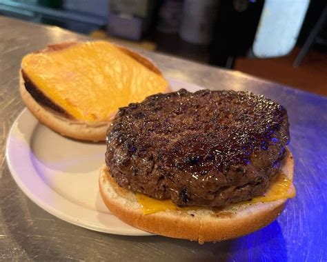 Best burgers in nj. Oct 8, 2022 ... Are you looking for the best burger in New Jersey? How about the best burger across the pond in NYC? In either case you should make a short ... 
