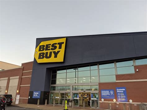 Best buy in brentwood california. When it comes to choosing the right bed size for your bedroom, there are many options to consider. Two of the most popular sizes are king and California king beds. The most obvious... 