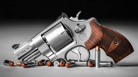 Best carry revolvers. Smith & Wesson – 686 Deluxe Revolver. No gun list that covers the “Best .357 Magnum revolvers” can possibly be complete without including the 686 revolvers from Smith & Wesson. It’s that tied to the market. It is that impressive a revolver. It is that capable of a pistol for the platform. 
