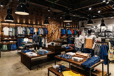 Best clothing stores for men. Here’s our pick of the best places to find the crème de la crème of men’s fashion in the Catalan capital. 1. Loreak Mendian. This cool urban-wear store is located on one of the best streets for menswear in Barcelona, the Carrer del Duc, just off the high-street mecca that is Portal de l’Angèl. Founded by friends Xabi … 