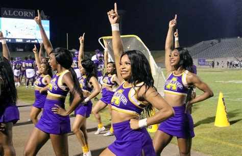 Discover the best college cheerleading camps and clinics. Complete list of colleges with cheerleading. There are more than 250 colleges that offer cheerleading, including NCAA Division 1, Division 2, Division 3, NAIA and junior colleges. However, the type of experience greatly varies from program to program, even within the same division.. 