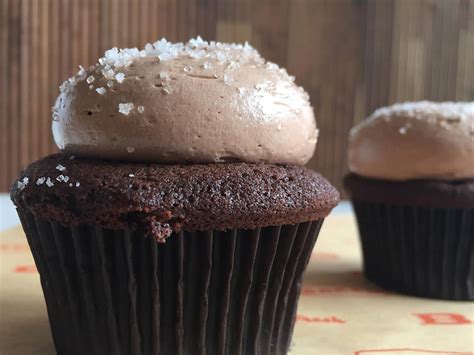 Best cupcakes in nyc. One box of cake mix makes between 24 and 30 regular-size cupcakes when each cup is filled with 1/3 cup of batter, according to Betty Crocker. A regular-size cupcake is about 2 1/2 ... 
